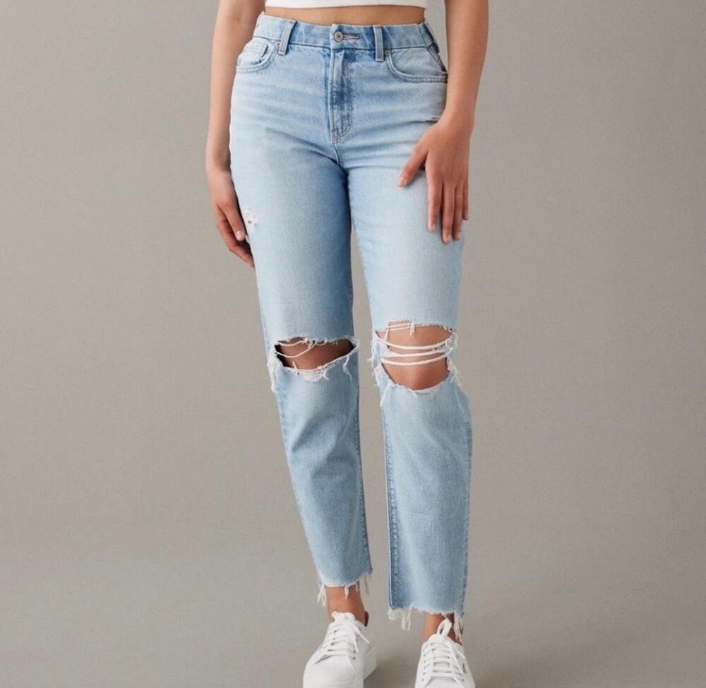 American Eagle Light Wash Curvy Mom Sigrid Distressed Womens Jeans Size 4